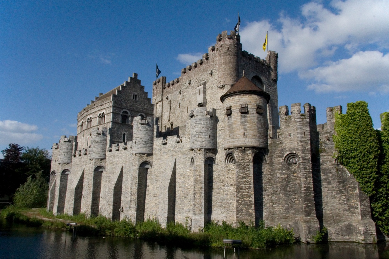 Замок средние. Замок графов Фландрии Гент. Замок Гравенстен романский. Готика Рыцарский замок. Замок Монферрат.